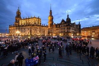 Kurtaxe, Bettensteuer & Co.: Wo jetzt bei Urlaubern in Sachsen und in Deutschland besonders kräftig zugelangt wird - Dresden hat Urlaubern auch im Winter einiges zu bieten, so wie auf diesem Foto kürzlich zum Beispiel einen Wettbewerb im Synchroneiskunstlaufen vor schöner Kulisse in der Altstadt. Doch beim Prozentsatz für die Bettensteuer, die Übernachtungsgäste zahlen müssen, liegt die Landeshauptstadt ebenfalls sehr weit vorne im Bundesvergleich.