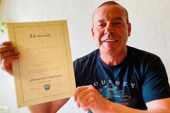 Kurz, aber sehr erfolgreich: Erzgebirger blickt auf besondere Karriere im Motorradrennsport zurück - Andreas Neudert aus Grünhain hat eine erfolgreiche Zeit als Motorradrennfahrer erlebt. Heute hält sich der 60-Jährige „laufend“ fit.
