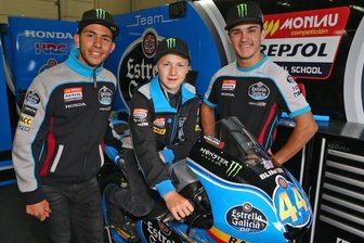 Kurz auf Augenhöhe mit den Stars - Probesitzen auf einer Moto3-Maschine. Joshua Bauer zu Gast in der Box von Aron Canet (rechts) und Enea Bastianini.