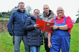 Kurz bevor der Maibaum steht: Neue Gesichter im Förderverein Braunsdorf - Kai Anders ist neuer Chef des Fördervereins Braunsdorf im Zschopautal und wird in seinem Ehrenamt von Katja Richter, Philipp Schieck und Holger Maywirth (v. l.) unterstützt. 