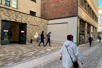 Kurz da, jetzt weg: Die Geschichte hinter dem verschwundenen Fahrradständer in Zwickau - Rechts vom Eingang zum Haus Mariengässchen 2 waren die Fahrradständer im Boden verschraubt.