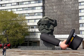 Kurz nach Aufbau: Karl Marx verliert seinen Hut - Hut ab: Kurz nachdem Marx der Hut aufgesetzt wurde, hatte er ihn schon wieder verloren.
