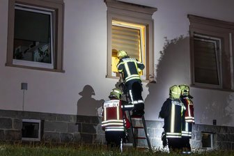 Kurz nach Mitternacht: Blaulichteinsatz in Aue - Über ein Fenster verschafften sich die Einsatzkräfte Zugang zur Wohnung.