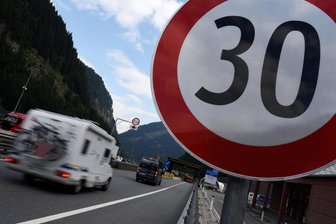 Kurz-Tripp übers lange Wochenende kann teuer werden: Darum sollten Sie Bußgelder aus dem Ausland nicht ignorieren - Auch im Ausland sollten sich Urlauber brav ans Tempolimit halten - sonst kann es sehr teuer werden.