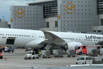 Kurz vor dem Einsteigen klappt das Fahrwerk ein - Das Bugfahrwerk eines Lufthansa-Dreamliners knickte vor dem Terminal ein. 