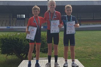 Kurz vor dem Heimrennen: Zwickauer Radsporttalent komplettiert bei Landesmeisterschaft seinen Medaillensatz - Levi Matteo Schreiber (Mitte) komplettierte mit dem Landesmeistertitel auf Bahn seinen Medaillensatz in dieser Saison.