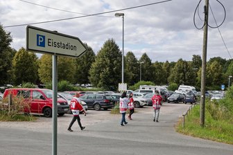 Kurz vor dem Heimspiel der Eispiraten Crimmitschau am Sonntag: Stark beschädigter Toyota stellt Polizei vor ein Rätsel - Auf dem Kühgrund-Parkplatz stand der stark beschädigte Toyota.