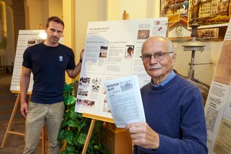 Kurz vor dem Mauerfall: Als sich die Macher vom „Meeraner Blatt“ noch eine Druckgenehmigung in Glauchau holen mussten - Alt-Bürgermeister Peter Ohl zeigt die erste Ausgabe des „Meeraner Blattes„. Darüber wird in einer Ausstellung zur Wendezeit informiert, die Marcel Fehre in den Geschichtsunterricht am Gymnasium einbaut.