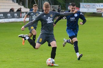 Kurz vor dem Saisonstart: Auerbacher Oberliga-Fußballer gewinnen Testspiel gegen Neustadt/Orla - Traf zweimal im Test gegen Neustadt/Orla: Cedric Graf (Mitte) zieht hier zum Torschuss ab. Steven Simon kann ihn nicht mehr aufhalten. Im Hintergrund beobachtet Vojtech Cermus das Geschehen.