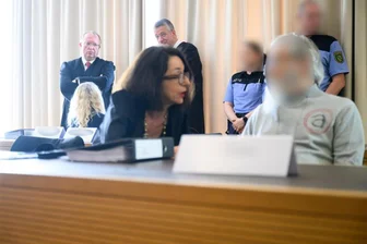 Kurz vor dem Urteil im Joggermord-Prozess von Klipphausen: „Es bestehen begründete Zweifel“ - Der angeklagte Hausmeister, 77 Jahre alt, mit seiner Anwältin Ines Kilian. Links im Bild die blonde Witwe des Toten mit ihren beiden Verteidigern. Was hat sie getan, was er?