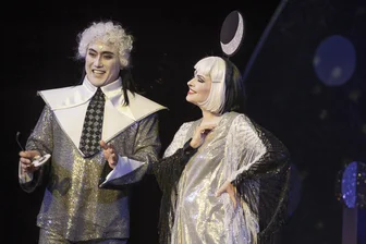 Kurz vor den nächsten Mondmissionen: „Frau Luna“ begeistert Theaterpublikum in Zwickau - Natalia Willot als Frau Luna und Wonjong Lee als Prinz Sternschnuppe finden am Ende auch zueinander.
