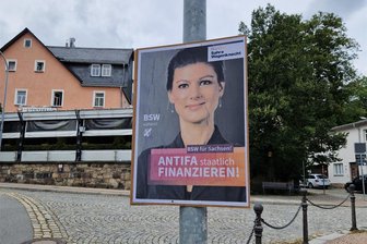 Kurz vor der Landtagswahl: Erneut falsche Wahlplakate im Erzgebirge aufgetaucht - Mit solchen Wahlplakaten sollen Wähler im getäuscht werden. Die Aussage darauf ist falsch und entspricht nicht den Zielen des BSW, so André Müller vom BSW-Wahlkampfteam.