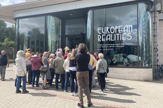 Kurz vor Ende der Ausstellung: Schlangen vorm Chemnitzer Museum Gunzenhauser und längere Öffnungszeiten - Vor der Ausstellung „European Realities" stehen die Besucher Schlange.