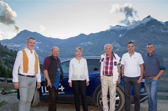 Kurz vor ihrem Abschied steigt die Bürgermeisterin auf - Kathrin Köhler (Mitte) und Karl Remitz (dritter von rechts) auf dem Weg zur Zwickauer Hütte.