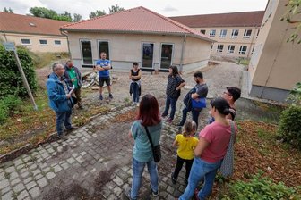 Kurz vor Schulstart: 30 Familien bangen in St. Egidien um Hortplätze - Einige Eltern kamen am vergangenen Freitag zum Termin mit „Freie Presse“ vor dem Erweiterungsbau der Kita Kinderwelt. Wann dieses Gebäude fertig wird, dazu will sich Bürgermeister Uwe Redlich (parteilos) nicht äußern: „Das wäre Kaffeesatz-Leserei.“ Immerhin: Aufträge für den Weiterbau wurden kürzlich vergeben.
