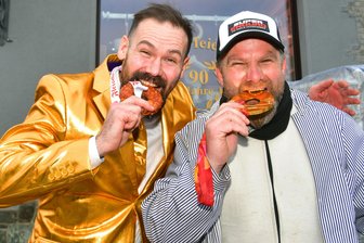 Kurz vor Start der Olympischen Winterspiele: Fleischer im Erzgebirge erfindet Goldmedaillen-Knacker - Michael Rösch (l.) hatte bereits am Montag die 100 Würste für seine Reise nach Italien von Fleischer Tobias Auerswald abgeholt.