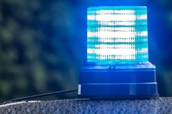 Kurz vorm Start in den Urlaub: Zweijährige fährt Familien-Auto kaputt - 