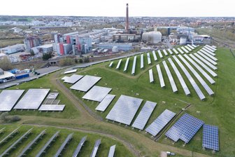 Kurzarbeit bei Meyer Burger in Thalheim in Sachsen-Anhalt - Im Werk in Freiberg stellten 500 Menschen für Meyer Burger bis Frühjahr 2024 Solarmodule her. Nun ist das Werk in Thalheim von Kurzarbeit betroffen.
