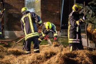 Kurze Silvesternacht für Feuerwehren im Erzgebirge - Brennendes Stroh in einem Schuppen hat für den ersten Einsatz der Schneeberger Feuerwehr im neuen Jahr gesorgt. Schlimmeres konnte aber verhindert werden. Das Stroh wurde aus dem Schuppen gebracht, auseinander gezogen und abgelöscht.