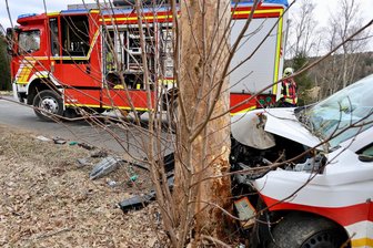 Kurze Vollsperrung im Erzgebirge: In Grünhain prallt ein Pkw gegen einen Baum - Unfallstelle in Grünhain: Der Grund, weshalb das Fahrzeug gegen einen Baum prallte, bleibt weiter unklar.