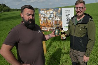 Kurze Wege für Bier aus dem Erzgebirge: Zwönitzer bauen Braugerste an - Dominik Naumann, Inhaber der Zwönitzer Brauerei (li.), und Robert Exner, Leiter Pflanzenbau, arbeiten zusammen.