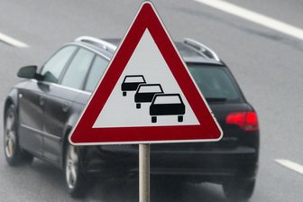 Kurzer Stau auf A72 zwischen Zwickau-West und Reichenbach - Aufgrund von Baumfällarbeiten musste die A72 Richtung Hof zwischen Zwickau-West und Reichenbach am Donnerstagmorgen kurz komplett gesperrt werden.