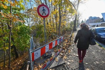 Kurzer Weg in die City noch versperrt - Der schnelle Weg über die Treppe vom Kaßberg, auf Höhe des Hauses Arthur, zum Hartmannplatz in Richtung Innenstadt ist gesperrt. 