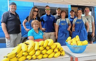 Kurzes Treffen am Rochlitzer Berg - Das Küchenteam der Fichkona hatte an den Verpflegungspunkten, wie hier in Biesern, alles liebevoll vorbereitet. Allein 17 Mitstreiter waren im Vorfeld eingeteilt worden, um die Brötchen zu schmieren. 