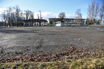 Kurzfristig: Ideen für Schützenhaus-Areal werden Samstag in Oelsnitz vorgestellt - Auf diesem Platz in Oelsnitz stand bis 2022 das Schützenhaus. Er soll neu gestaltet werden.