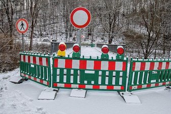 Kurzfristige Lösung nicht machbar: Brücke in Barthmühle bis Ostern auch für Fußgänger gesperrt - Hinter den Verkehrsbaken stehen Metallgitter und Betonbarrieren, die demonstrieren: diese Brücke soll derzeit nicht betreten werden. Nach mehreren Verstößen durch Fußgänger sind die Gitter jetzt verkettet.