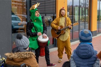Kurzkonzerte vor Supermärkten im Vogtland: Leander und der Andere sorgen für Weihnachtsstimmung - Leander Gronem (im Rentierkostüm) und der Andere (Christian Nestler als Weihnachtsbaum) beim Kurzauftritt vor Edeka in Falkenstein.