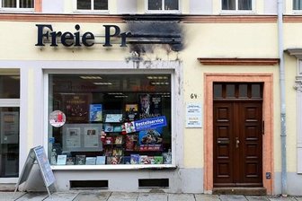 Kurzschluss: Leuchtreklame in Brand geraten - 