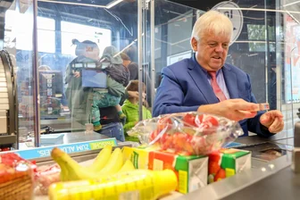 Kurzzeitiger Jobwechsel: Bürgermeister Greysinger an der Kasse bei Aldi-Eröffnung in Hainichen - Hainichens Oberbürgermeister Dieter Greysinger kassierte anlässlich der Eröffnung des neuen Aldi-Martktes. Sein Umsatz wurde gespendet.