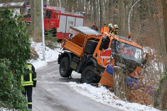 Kurzzeitiges Verkehrschaos nach Schneetreiben - Schneepflug rutscht in Böschung - Am Nachmittag landete ein Schneepflug in einer Böschung.