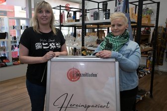 Kurzzeitladen in Zwönitz mit langem Atem: Das ist neu und so geht es weiter - Im Kurzzeitladen in Zwönitz hat sich einiges verändert, im Bild Anett Oesterreich (l.) und Corina Tittmann.