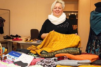 Kurzzeitladen statt Weihnachtsmarkt - Statt auf dem Weihnachtsmarkt präsentiert Schneiderin Anke Szilagyi ihre selbstgenähten Kleidungsstücke in der "Box" am Markt.