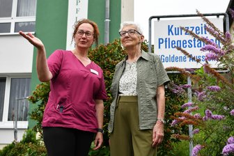 Kurzzeitpflege in Sachsen: Fünf Probleme, die es Angehörigen und Einrichtungen schwer machen - „Goldene Aussicht“: Der Name ist Programm in der Kurzzeitpflege in Stein mit Pflegedienstleiterin Susann Berthold.