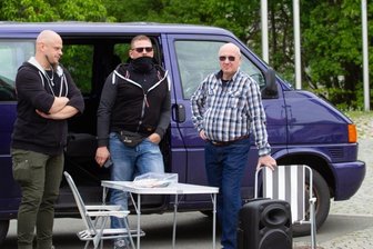 Kuschelkurs mit Rechtsextremisten - Einladung zum Picknick: Am Pfingstmontag rief Thomas Kaden (rechts) bei einer seiner Demos am Wendedenkmal seine Anhänger zum gemeinschaftlichen Kuchenessen im Freien auf. Unterstützung bei der Technik lieferte Rechtsextremist Tony Gentsch vom Dritten Weg (Mitte).