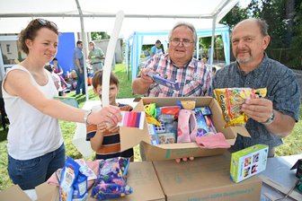 „Kuscheltiere sind der Knüller“: Flöhaer Kinder packen Geschenke für Kinder in Not - So sehen die Hilfspakete für Kinder in Not aus: Zum Stadtfest Flöha haben Sindy Weise, Nikita, Frank Richter und Hartmut Reh ein Päckchen symbolisch gepackt.