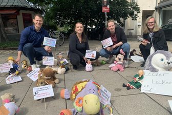 Kuscheltierparade für weniger Essensgeld: SPD fordert Zuschuss vom Landkreis Zwickau - Mit dieser Kuscheltierparade wollten die Sozialdemokraten Carlos Kasper, Melanie Berthold, Antje Junghans und Kay Leonhardt auf das Schulessen aufmerksam machen, das immer teurer wird.
