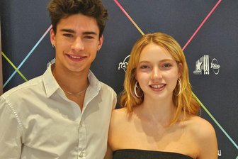 Kussszenen zwischen Emilia Mayer und Loris Sichrovsky in „Die Schule der magischen Tiere 4“ – Vertrauen macht‘s leichter - Loris Sichrovsky und Emilia Mayer, die auch im vierten Teil des Kinohits „Die Schule der magischen Tiere“ Jo und Ida verkörpern.