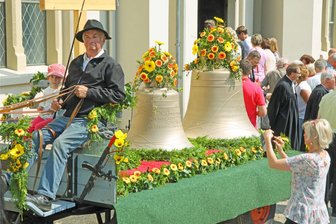 Kutschenunfall: Warum gingen in Niederalbertsdorf die Pferde durch? - Christian Wetzel fährt seit Jahrzehnten mit Gespannen. 2018 transportierte er zum Beispiel mit seinen Pferden die neuen Glocken der Martinskirche von Neukirchen.