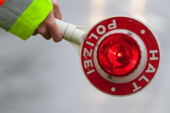 Kutscher im Vogtland flieht vor Polizeikontrolle und rammt Streifenwagen - Ein aggressiver Kutscher sollte jetzt in Reichenbach angehalten werden.