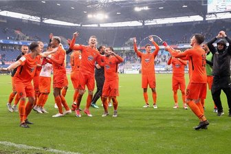 Kvesics Knaller beendet schwarze Serien - Party im Regen: Das schlechte Wetter in Duisburg konnte die Freude der Auer über den 2:1-Sieg nicht trüben.