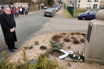 KZ-Außenstelle Mittweida: Polen sucht SS-Aufseherin mit Europäischem Haftbefehl - Seit 2005 erinnert an der Feldstraße in Mittweida eine Stele mit Inschrift an das ehemalige Außenlager des KZ Flossenbürg, wo bis April 1945 über 500 Frauen inhaftiert waren. Matthias Damm (CDU), damals noch Oberbürgermeister von Mittweida, sprach im Jahr 2012 vom Leid der inhaftierten Frauen, berichtete von der überstürzten Auflösung, die einen Gewaltmarsch über Hainichen und Freiberg zur tschechischen Grenze zur Folge hatte.