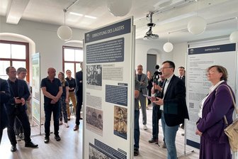 KZ-Gedankstätte Sachsenburg: Planungen auf gutem Weg - Im Mai hat Projektmitarbeiter Dr. Mykola Boroyk (v. 2. r.) durch die Ausstellung „Sachsenburg“ geführt.