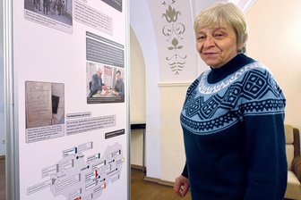 KZ-Gedenkstätte Sachsenburg: Bürgermeister und Bürgerrechtler sehen Herzstück des Projektes in Gefahr - Gisela Heiden schaut sich in der Ausstellung im Ratskeller um. Sie ist Vorsitzende der Lagerarbeitsgemeinschaft.