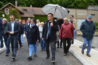KZ-Gedenkstätte Sachsenburg: Bürgerrechtler wollen Taten sehen und keine schönen Worte hören - Bürgermeister Oliver Gerstner (vorn l.) informierte Ministerin Barbara Klepsch (r. daneben) über den Baufortschritt.