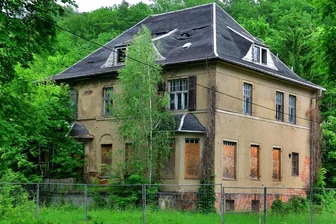 KZ-Gedenkstätte Sachsenburg: Frankenberg will Kommandantenvilla abreißen - Die verfallene Kommandantenvilla im ehemaligen KZ Sachsenburg. Jetzt will die Stadt das marode Gebäude abreißen lassen.