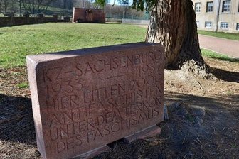 KZ-Gedenkstätte Sachsenburg: Verzug bei "Pfad der Erinnerung" - Der kleinere Gedenkstein im Gelände des ehemaligen KZ Sachsenburg war 2011 nach der Restaurierung wieder aufgestellt worden. 